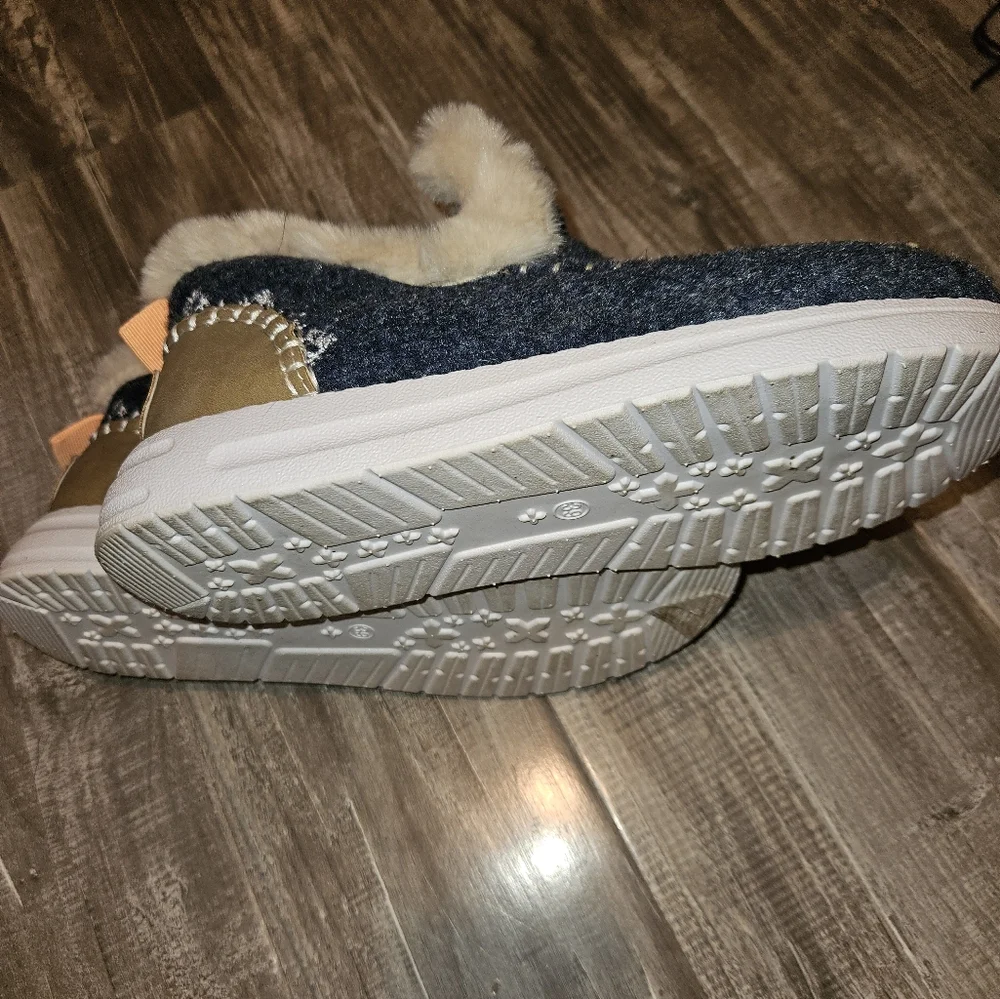 Cute pull on shoes - Picture 5 of 7